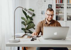 Homme bureau avec ordinateur
