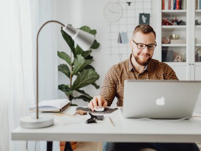 Homme bureau avec ordinateur