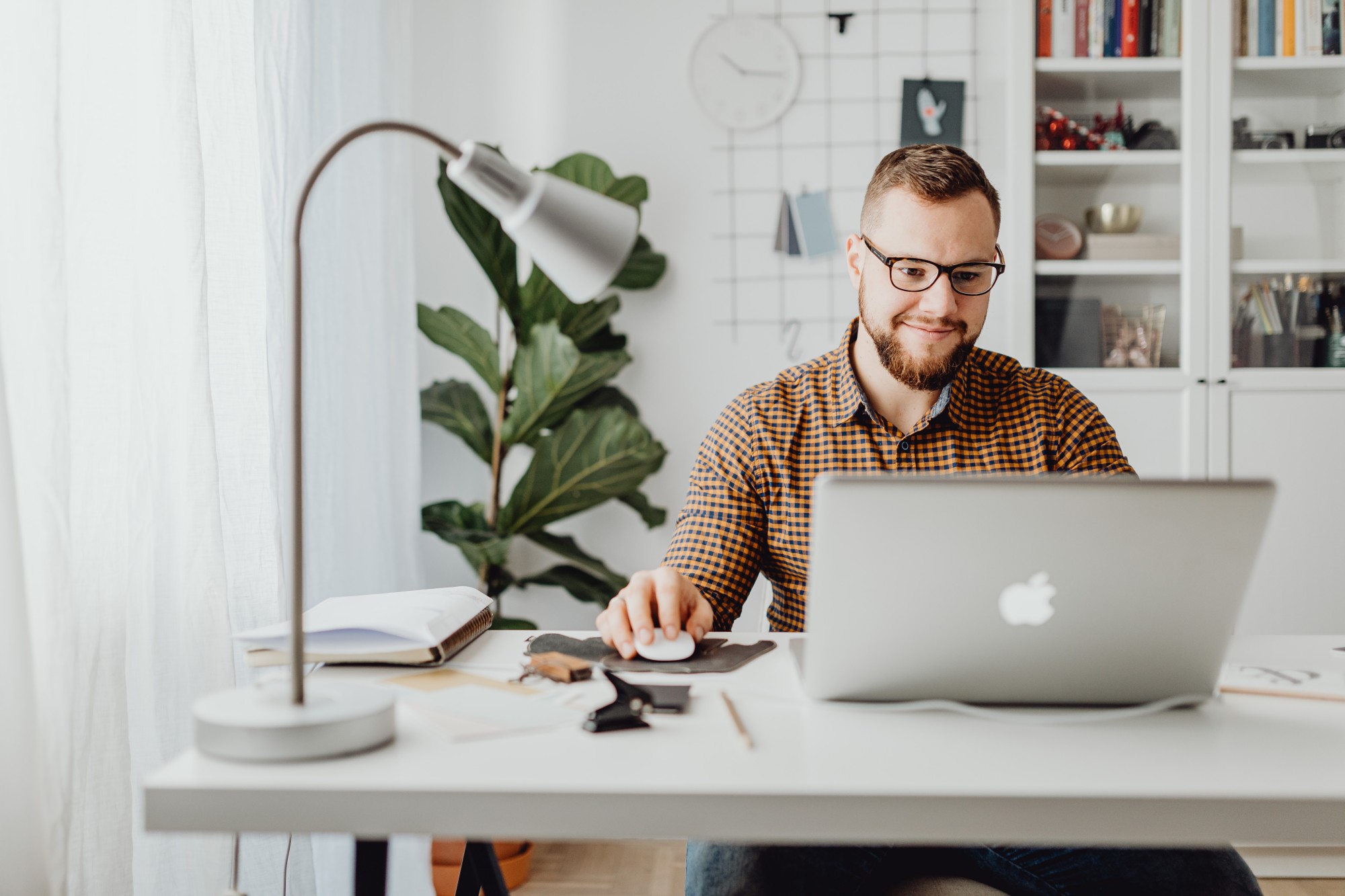 Homme bureau avec ordinateur