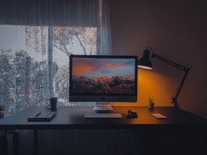 Bureau avec ordinateur